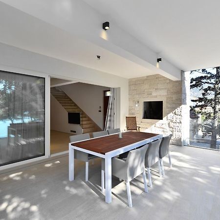 Chiponsky One - 5 Star Beachfront Property Bol Exterior foto