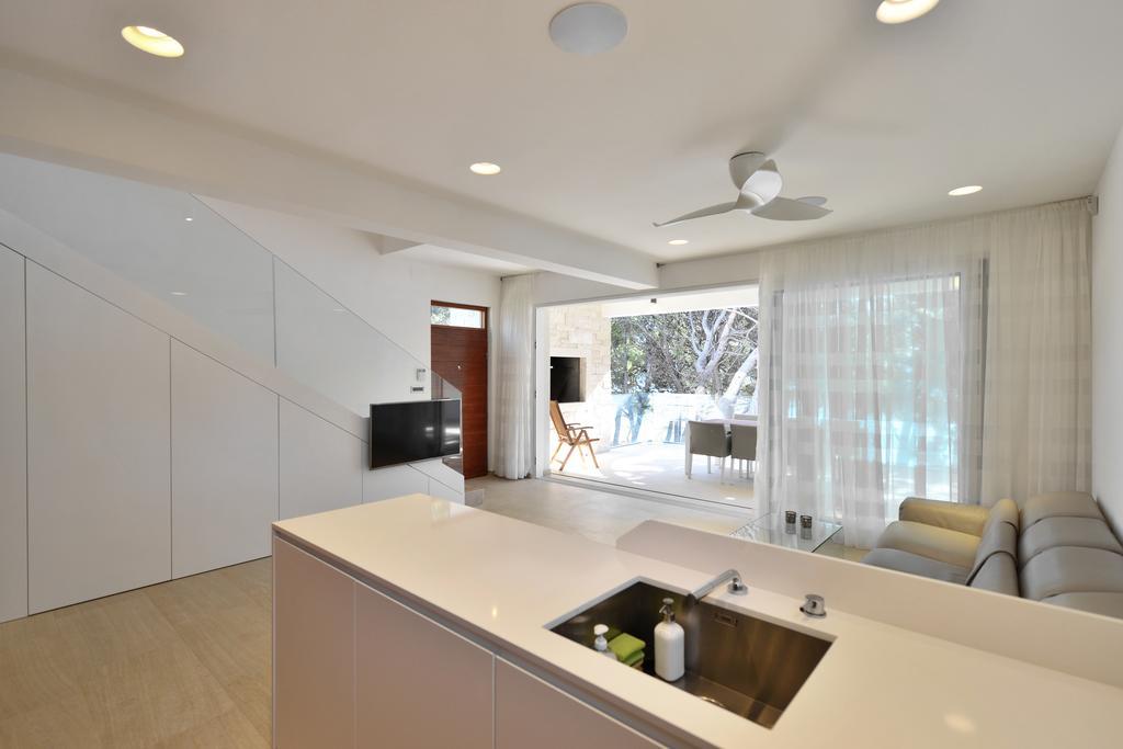 Chiponsky One - 5 Star Beachfront Property Bol Exterior foto