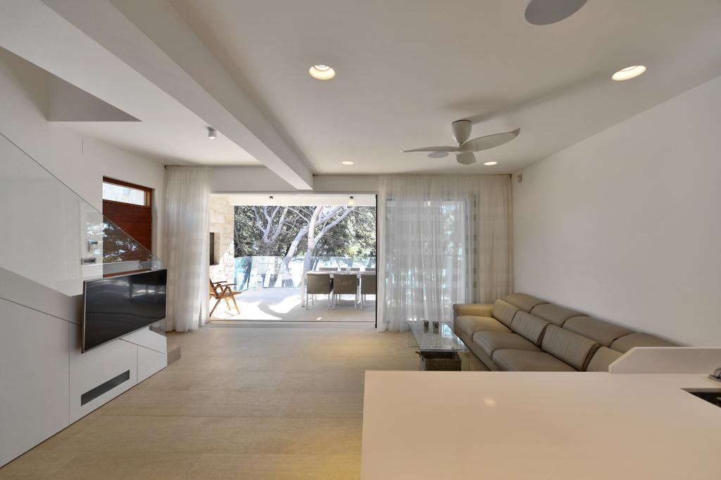 Chiponsky One - 5 Star Beachfront Property Bol Exterior foto